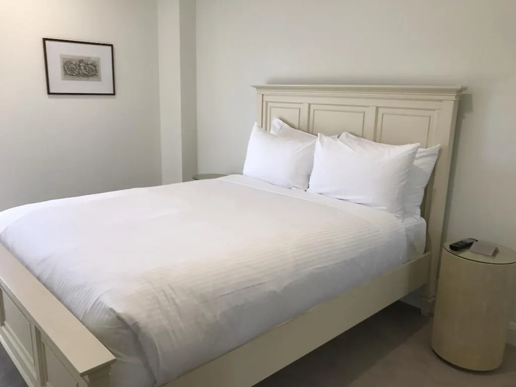 Knightsbridge Canberra 4*,  Austrálie