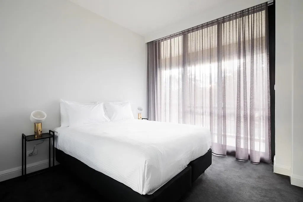 Knightsbridge Canberra 4*,